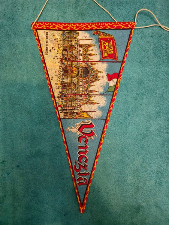 نمای پشت پرچم سه گوش دو رو اصل آنتیک و کلکسیونی