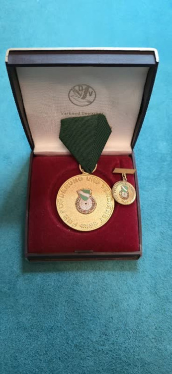 مدال کلکسیونی قدیمی آلمانی برنزی با آبکاری طلا همراه با بچ سینه