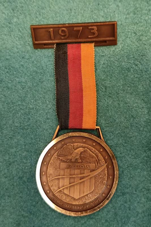 نمای روی مدال آلمانی Apollo 16 سال 1973