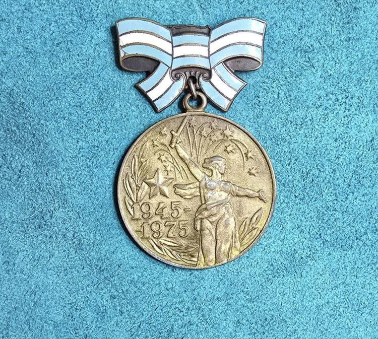 مدال کلکسیونی قدیمی اوریجینال شوروی با پاپیون نقره سال 1975- 1945