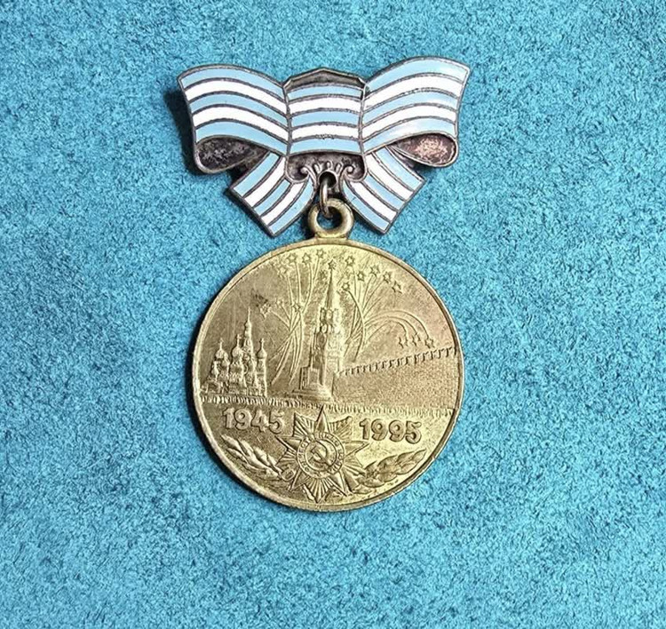 مدال کلکسیونی قدیمی اوریجینال شوروی با پاپیون نقره سال 1995- 1945